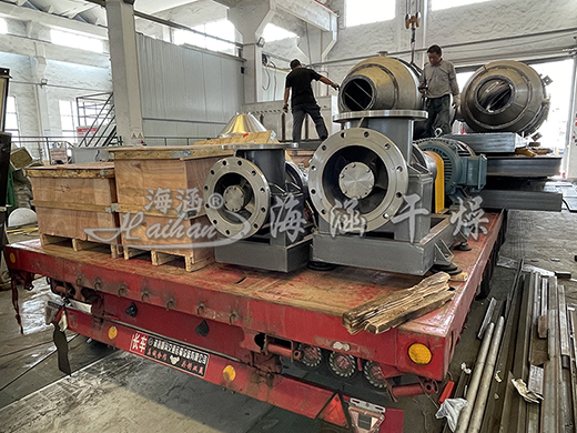 The first car of three-effect external circulation evaporator equipment was successfully loaded and shipped to the customer unit!