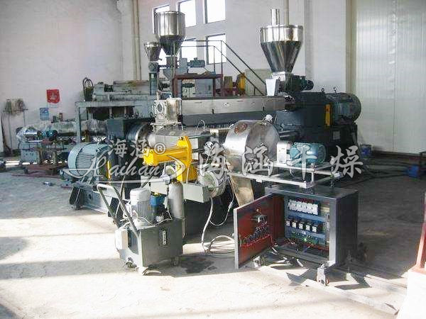 Twin-screw extrusion granulator