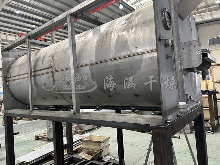 Internal scraper low temperature evaporator