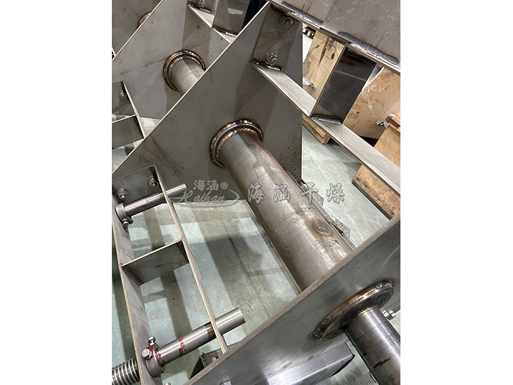 Internal scraper low temperature evaporator