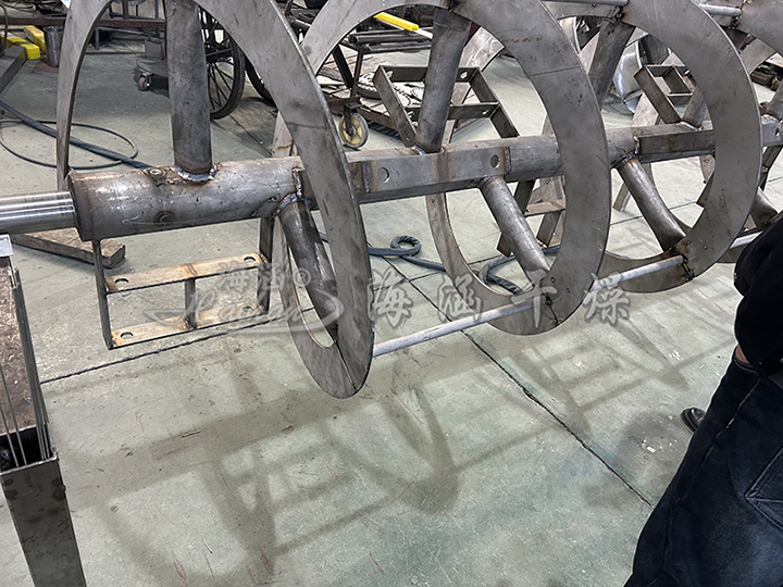 Internal scraper low temperature evaporator